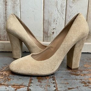 Texto Tan Suede Pumps